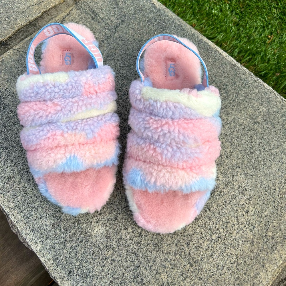 UGG Fluff Yeah Slide Tie Dye slippers. A style combining a slipper and a sandal.